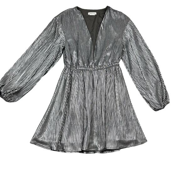 Lovers + Friends Dresses & Skirts - Lovers + Friends Mini Dress Womens S Silver Metallic Pleated V-Neck‎ Long Sleeve